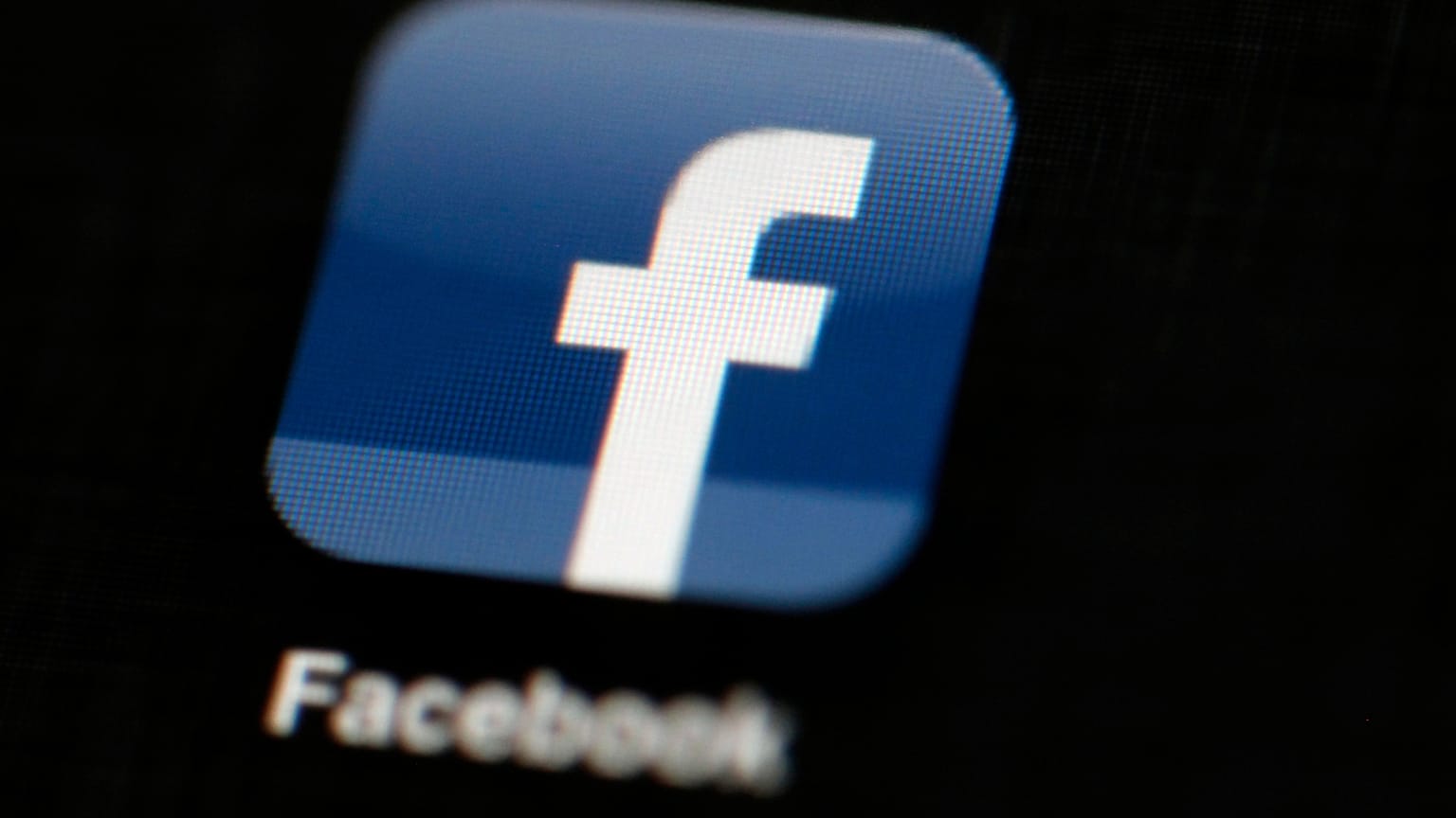 ARCHIVES - Sur cette photo d’archives du 16 mai 2012, le logo de Facebook s’affiche sur un iPad à Philadelphie