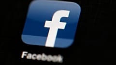 ARCHIVIO - In questa foto d'archivio del 16 maggio 2012, il logo di Facebook è visualizzato su un iPad a Philadelphia.