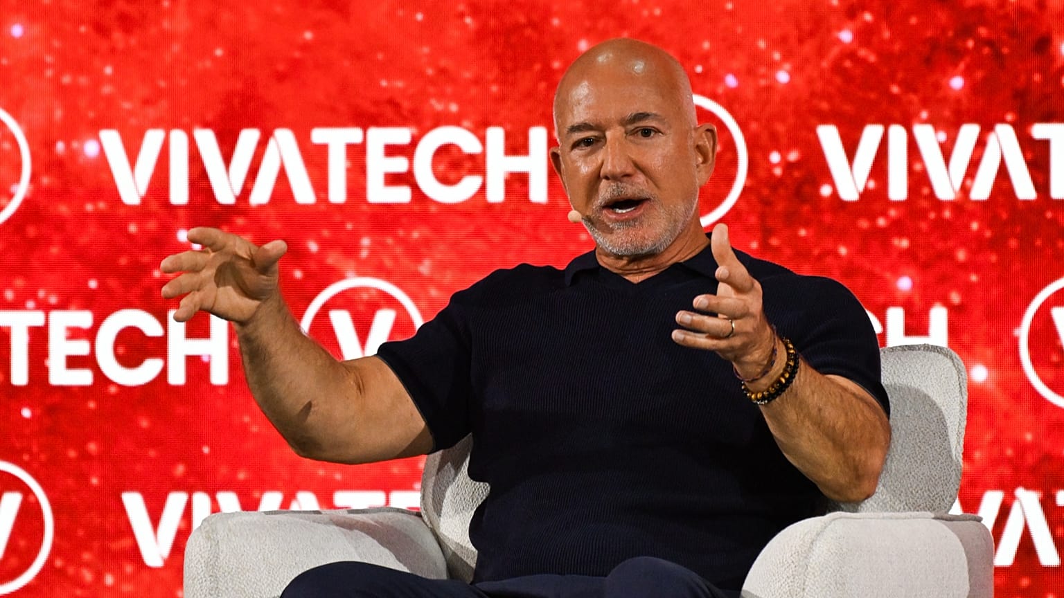 Założyciel Amazona Jeff Bezos przemawia na targach Vivatech w Paryżu, środa, 17 czerwca 2026 r. (AP Photo/Emma Da Silva)