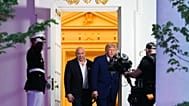الرئيس دونالد ترامب ورئيس مجلس إدارة شركة UFC ومديرها التنفيذي دانا وايت يغادران المكتب البيضاوي لحضور بطولة UFC Freedom 250 في الحديقة الجنوبية للبيت الأبيض، يوم الأحد 14 يون