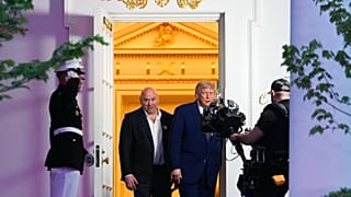 الرئيس دونالد ترامب ورئيس مجلس إدارة شركة UFC ومديرها التنفيذي دانا وايت يغادران المكتب البيضاوي لحضور بطولة UFC Freedom 250 في الحديقة الجنوبية للبيت الأبيض، يوم الأحد 14 يون