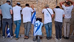 يصلي الإسرائيليون عند حائط البراق في البلدة القديمة بالقدس خلال مسيرة بمناسبة يوم القدس، وهو عيد إسرائيلي يحتفل بذكرى فتح القدس الشرقية في حرب 1967، الخميس 14 مايو 2026. (صورة