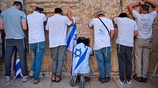 يصلي الإسرائيليون عند حائط البراق في البلدة القديمة بالقدس خلال مسيرة بمناسبة يوم القدس، وهو عيد إسرائيلي يحتفل بذكرى فتح القدس الشرقية في حرب 1967، الخميس 14 مايو 2026. (صورة