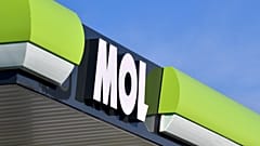 ILLUSZTRÁCIÓ: A MOL-csoport első lengyelországi benzinkútjának logója a Swietokrzyskie vajdaságban levő Klemencice településen 2023. február 9-én