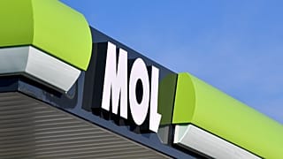 ILLUSZTRÁCIÓ: A MOL-csoport első lengyelországi benzinkútjának logója a Swietokrzyskie vajdaságban levő Klemencice településen 2023. február 9-én