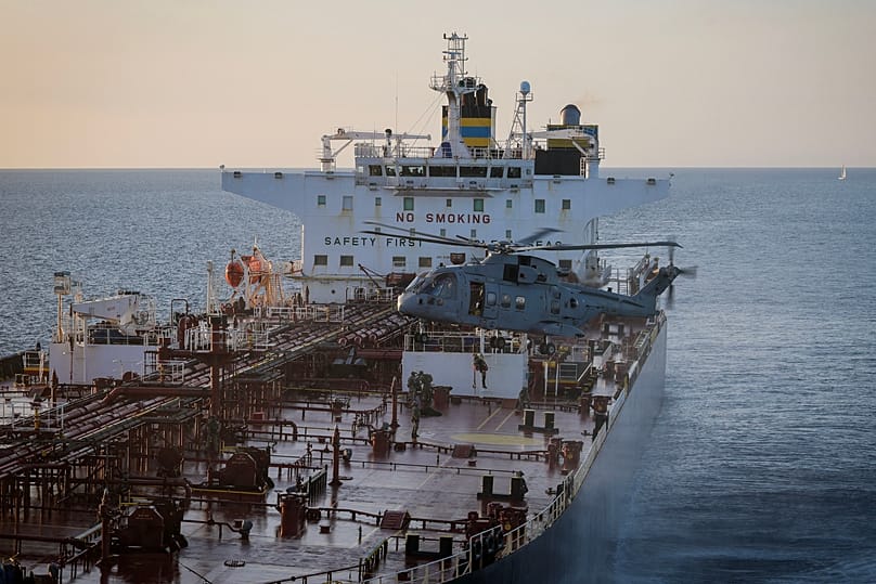 Os Comandos da Marinha Real aprenderam o petroleiro Smyrtos, alvo de sanções, no Canal da Mancha, a 14 de junho de 2026