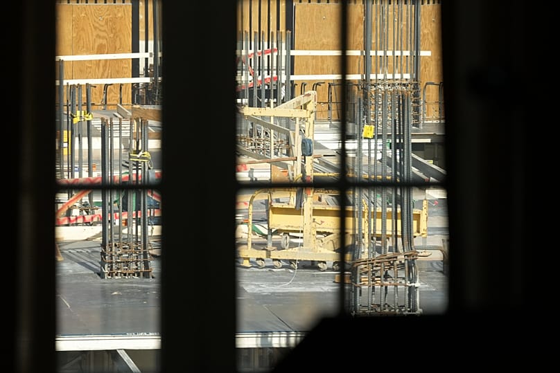 A construção do novo salão de baile da Casa Branca é observada a partir de uma janela na Sala Este, 4 de maio de 2026