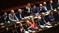 La presidente del Consiglio italiana Giorgia Meloni, al centro, interviene alla Camera dei deputati a Roma, giovedì 9 aprile 2026. (Foto AP/Alessandra Tarantino) 