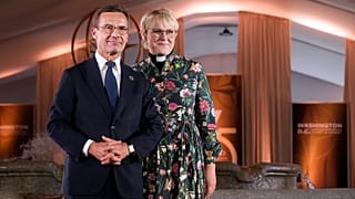 Il primo ministro svedese Ulf Kristersson e la moglie Birgitta Ed arrivano al vertice della NATO a Washington, il 9 luglio 2024