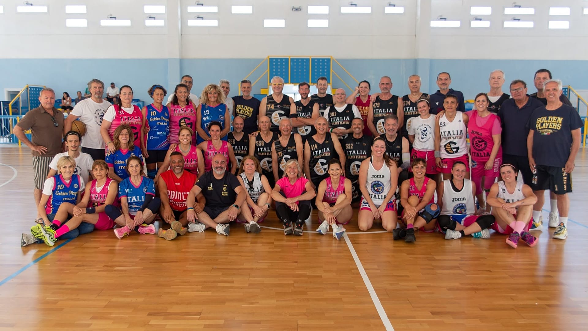 Un gruppo di atleti Golden Players al raduno in Sardegna prima dei Mondiali FIBA