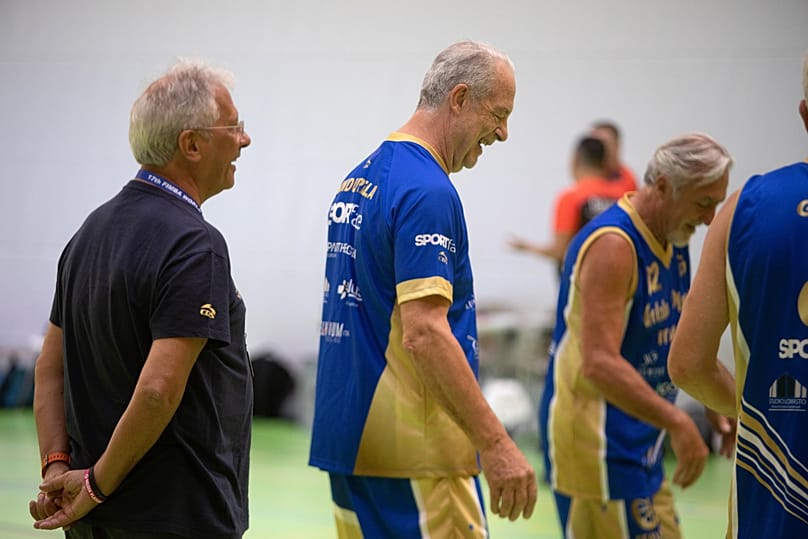 O presidente dos Golden Players, Virgilio Marino, com alguns atletas com mais de 65 anos