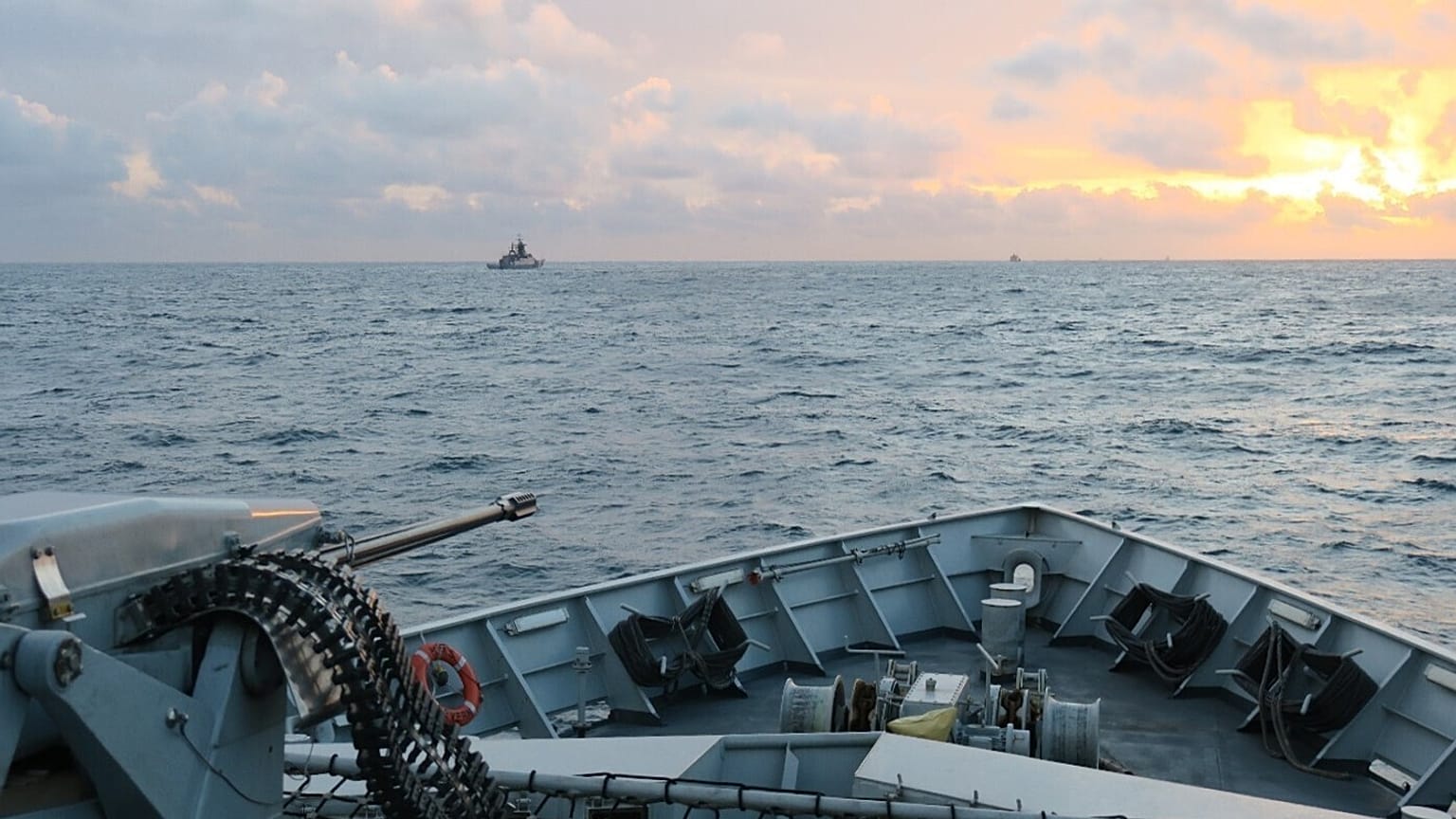 صورة غير مؤرخة من الدفاع البريطانية تظهر السفينة HMS Severn تطل على نظيرتها الروسية RFN Stoikiy قبالة سواحل المملكة المتحدة.