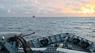 صورة غير مؤرخة من الدفاع البريطانية تظهر السفينة HMS Severn تطل على نظيرتها الروسية RFN Stoikiy قبالة سواحل المملكة المتحدة.