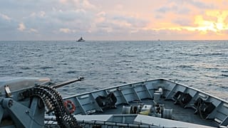 صورة غير مؤرخة من الدفاع البريطانية تظهر السفينة HMS Severn تطل على نظيرتها الروسية RFN Stoikiy قبالة سواحل المملكة المتحدة.