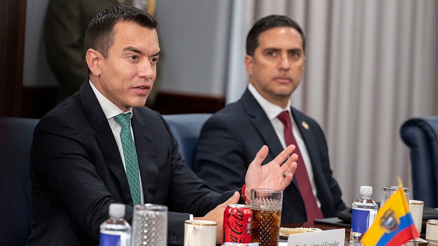 El presidente de Ecuador, Daniel Noboa, habla durante una reunión con el secretario de Defensa, Pete Hegseth, en el Pentágono, el lunes 15 de junio de 2026 en Washington