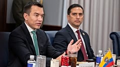 El presidente de Ecuador, Daniel Noboa, habla durante una reunión con el secretario de Defensa, Pete Hegseth, en el Pentágono, el lunes 15 de junio de 2026 en Washington