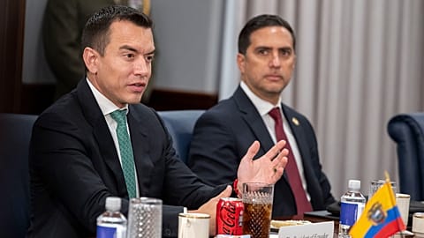 El presidente de Ecuador, Daniel Noboa, habla durante una reunión con el secretario de Defensa, Pete Hegseth, en el Pentágono, el lunes 15 de junio de 2026 en Washington