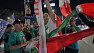 طرفداران رضا پهلوی در حاشیه دیدار تیم ملی ایران مقابل نیوزیلند به کسانی که پرچم شیر خورشید در دست نداشتند حمله می‌کردند