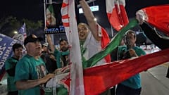 طرفداران رضا پهلوی در حاشیه دیدار تیم ملی ایران مقابل نیوزیلند به کسانی که پرچم شیر خورشید در دست نداشتند حمله می‌کردند