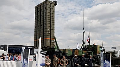 Το αντιαεροπορικό σύστημα πυραύλων SAMP/T σταθμευμένο τη Δευτέρα 19 Ιουνίου 2023 στο αεροδρόμιο Παρί Σι-Λε-Μπουρζέ, στο Διεθνές Αεροπορικό Σαλόνι του Παρισιού.
