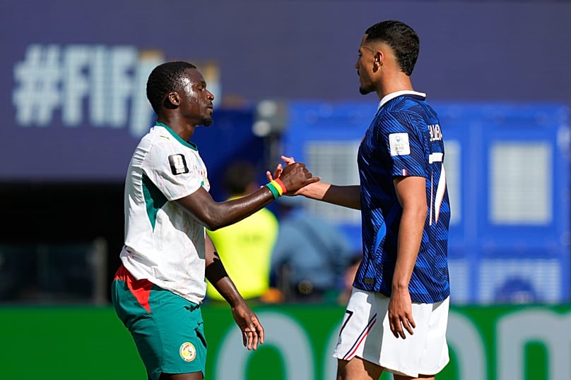 Le Sénégalais Bamba Dieng serre la main du Français William Saliba à l'issue du match de football de la Coupe du monde, dans le groupe I, opposant la France au Sénégal