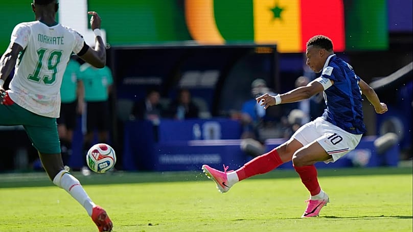 Kylian Mbappé schießt und erzielt Frankreichs drittes Tor im WM-Spiel der Gruppe I gegen Senegal in East Rutherford, New Jersey, nahe New York, Dienstag, 16. Juni 2026.