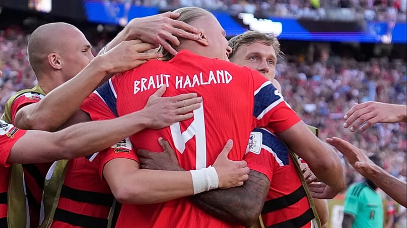 Erling Haaland jubelt mit Teamkollegen über sein zweites Tor für Norwegen im WM-Spiel der Gruppe I gegen den Irak in Foxborough, Dienstag, 16. Juni 2026