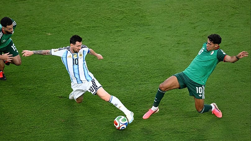 Lionel Messi im Zweikampf mit Algeriens Fares Chaibi im WM-Spiel der Gruppe J in Kansas City, Missouri, Dienstag, 16. Juni 2026