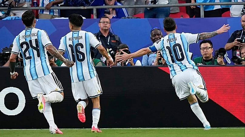 Lionel Messi jubelt nach dem Führungstor für Argentinien im WM-Spiel der Gruppe J gegen Algerien in Kansas City, Missouri, Dienstag, 16. Juni 2026