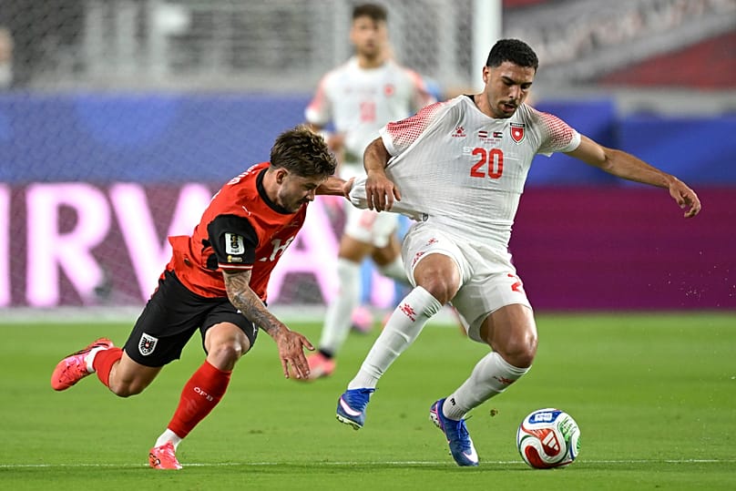 النمساوي رومانو شميد (18) يتحدى الكرة مع الأردني مهند أبو طه (20) خلال مباراة كأس العالم للمجموعة الثالثة لكرة القدم بين النمسا والأردن في سانتا كلارا، كاليفورنيا