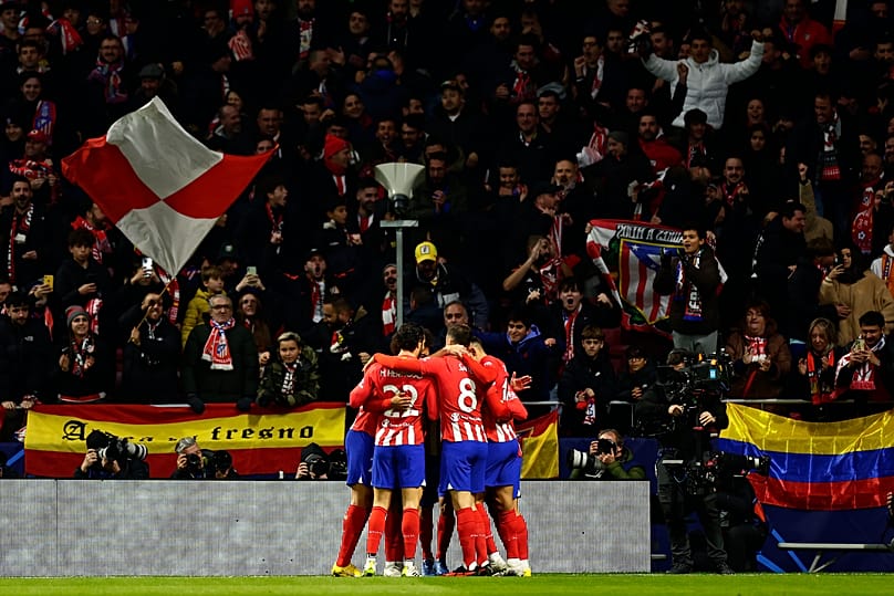 Los jugadores del Atlético de Madrid celebran junto a Griezmann, un francés que sabe hablar español, un gol en la Champions League. 