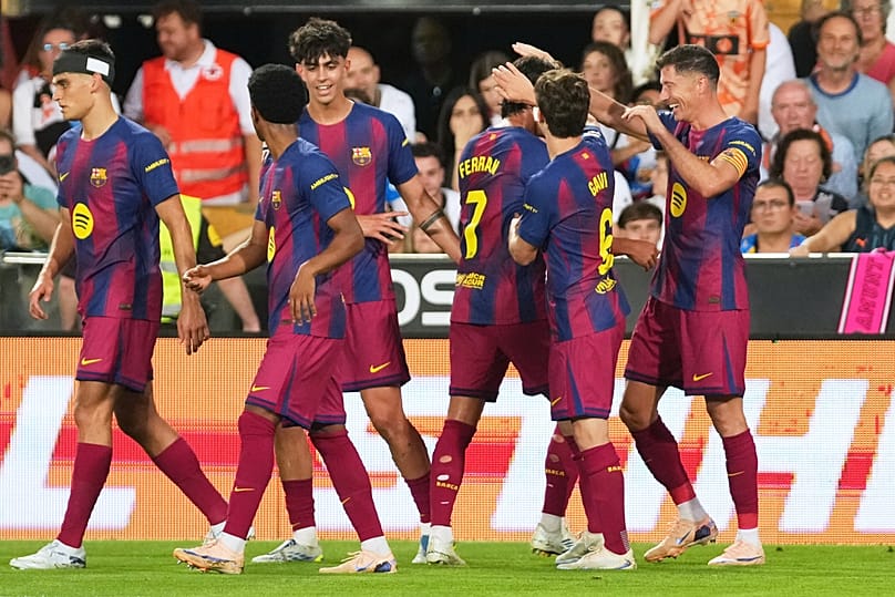Lewandowski celebra un tanto con sus compañeros. El polaco es otro ejemplo de jugador que, sin ser de un país hispano, habla español. 
