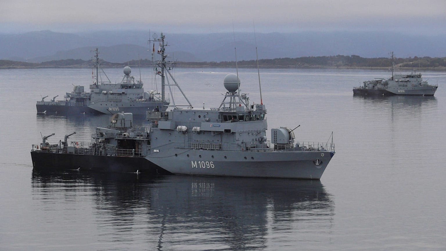 Die Minenjagdboote Fulda (M 1058), Überherrn (M 1095) und Passau (M 1096) bei Windstille im norwegischen Fjord, am 04.04.2007.