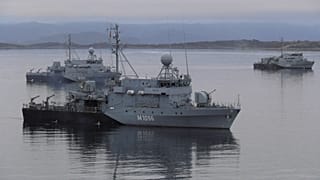 Die Minenjagdboote Fulda (M 1058), Überherrn (M 1095) und Passau (M 1096) bei Windstille im norwegischen Fjord, am 04.04.2007.