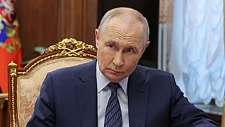 Prezydent Rosji Władimir Putin przysłuchuje się ministrowi transportu, Andriejowi Nikitinowi, podczas ich spotkania na Kremlu w Moskwie w poniedziałek, 15 czerwca 2026 r.