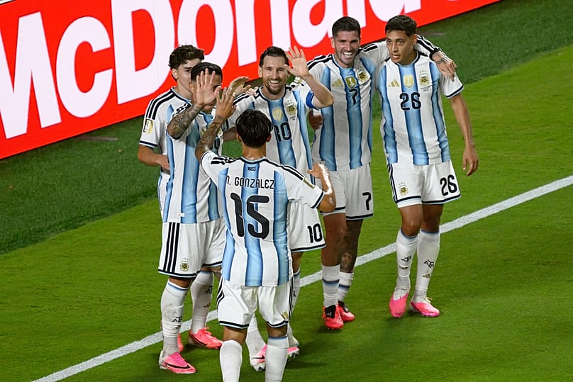 Messi a csapattársai körében ünnepli a mesterhármasát