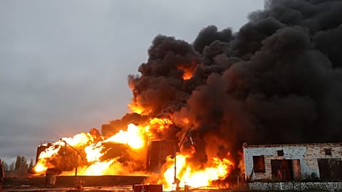 Égő tartályok az ukrán erők által lövetett orosz olajbázison a megszállt Sahtyorszkban, Kelet-Ukrajnában, 2022. október 27-én, csütörtökön.