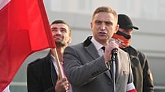 Robert Bakiewicz, a szélsőjobboldal vezetője, beszédet mond Varsóban a Függetlenség Napja alkalmából tartott éves felvonulás elején, 2021. november 11-én, csütörtökön.