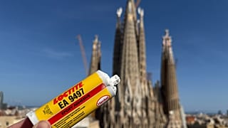 Loctite con La Sagrada Familia de Barcelona de fondo