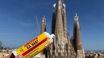 Η Loctite με φόντο τη Σαγράδα Φαμίλια της Βαρκελώνης