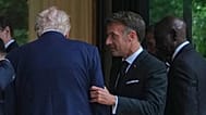Emmanuel Macron trzyma Donalda Trumpa pod ramię po wspólnej fotografii przywódców podczas szczytu G7 we wtorek 16 czerwca 2026 roku w Évian-les-Bains we Francji.