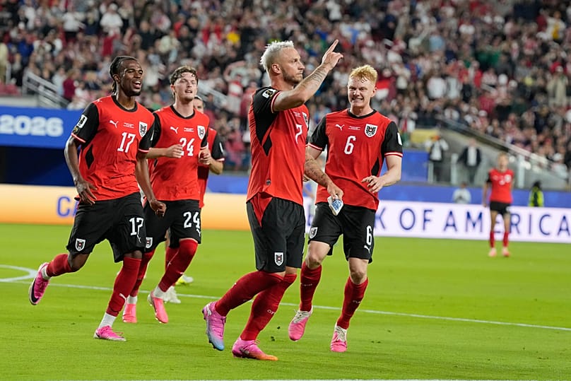 Az osztrák Marko Arnautovic (7) ünnepli a tizenegyesből szerzett gólját