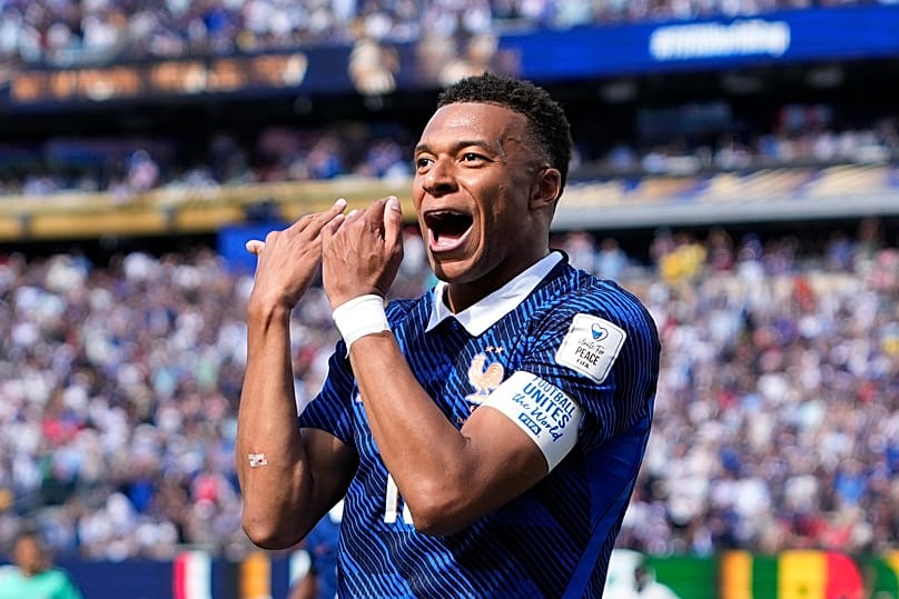A francia Kylian Mbappé ünnepli csapata első gólját a Franciaország és Szenegál közötti, a világbajnokság I. csoportjába tartozó labdarúgó-mérkőzésen, amelyre 2026. június 16-