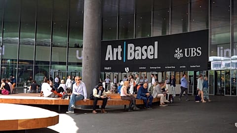 Personas frente a la galería Unlimited en Art Basel 2026