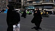 الناس يسيرون في ساحة الثورة الإسلامية في طهران، إيران، الاثنين 8 يونيو 2026. (AP Photo/فاهد سليمي)
