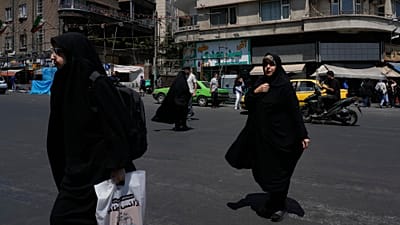 الناس يسيرون في ساحة الثورة الإسلامية في طهران، إيران، الاثنين 8 يونيو 2026. (AP Photo/فاهد سليمي)