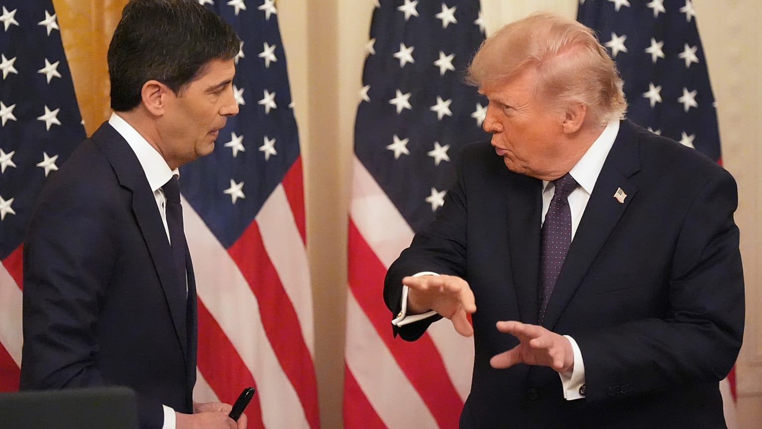 Presidente dos EUA Donald Trump fala com o presidente da Reserva Federal Kevin Warsh durante a tomada de posse deste na Casa Branca, em 22 de maio de 2026