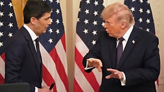 US President Donald Trump speaks with Federal Reserve Chairman Kevin Warsh during Warsh's swearing-in at the White House, 22 May 2026