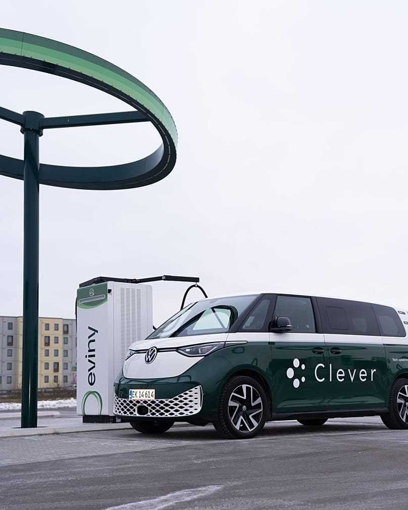 Eviny-Ladestation, die mit Clever kooperiert, um Kundinnen und Kunden ohne Aufpreis Zugang zu bieten, Odense, Dänemark