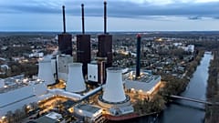 ARCHIV: Wasserdampf steigt am 30. März 2022 aus einem Kühlturm des Gasheizkraftwerks Lichterfelde neben einer Kabelbrücke über den Teltowkanal in Berlin.